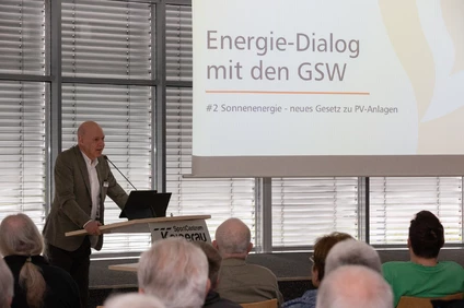 Jochen Baudrexl (GSW-Geschäftsführer) führte in das Thema Solarenergie ein. Rund 100 Teilnehmerinnen und Teilnehmer nahmen beim zweiten "Energie-Dialog mit den GSW" teil.