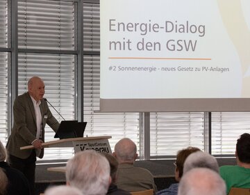 Jochen Baudrexl (GSW-Geschäftsführer) führte in das Thema Solarenergie ein. Rund 100 Teilnehmerinnen und Teilnehmer nahmen beim zweiten "Energie-Dialog mit den GSW" teil.