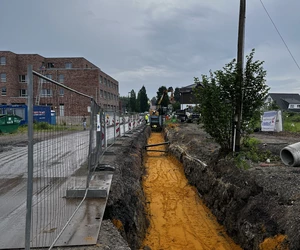 Derzeit finden bereits die Kanalarbeiten auf der rund sechs Hektar großen Fläche statt. Neben der grundlegenden Flächenaufbereitung werden zudem die künftigen Straßenzüge in Kürze angelegt.