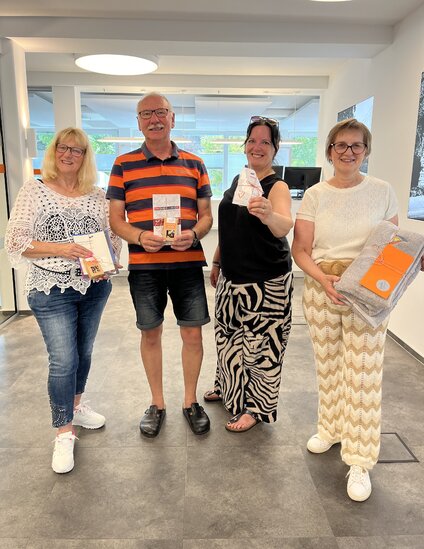 Nach unserem Schätzspiel auf der GSW Kamen Klassik haben wir nun die Gewinne überreicht. Die besten Tipper waren Michaela Tolksdorf (l.) und Jürgen Flechsig. Den dritten Platz belegte Ingrid Oehrle (r.) vor Vanessa Büscher (2.v.r.) und Colin Alexander Mac