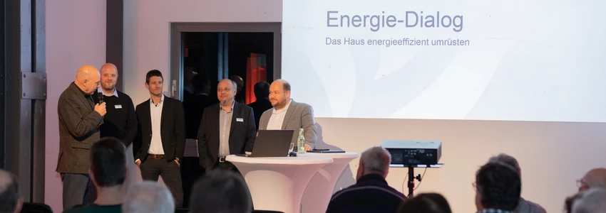 Beim Energie-Dialog mit den GSW beantworteten die GSW (v.l.) um Geschäftsführer Jochen Baudrexl sowie Christopher Gersch, Alexander Behler und Thomas Gaide gemeinsam mit Referent Jan Karwatzki vom Öko-Zentrum NRW die wichtigsten Fragen rund um das Thema &