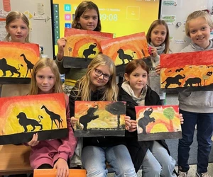 Kinder zeigen ihre Kunstwerke