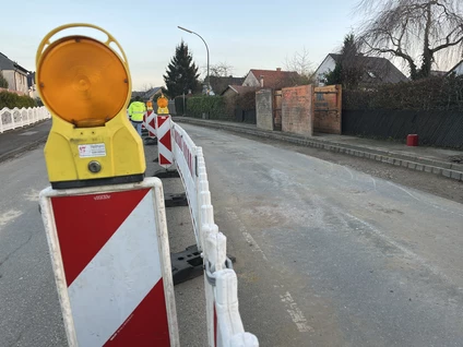 In der Jahnstraße in Bergkamen finden nun Arbeiten am Stromversorgungsnetz statt. Dafür hat die Straßenverkehrsbehörde eine halbseitige Sperrung der Jahnstraße ab dem 6. Januar vorgesehen.