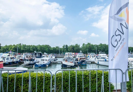 Ansicht der Marina in Rünthe