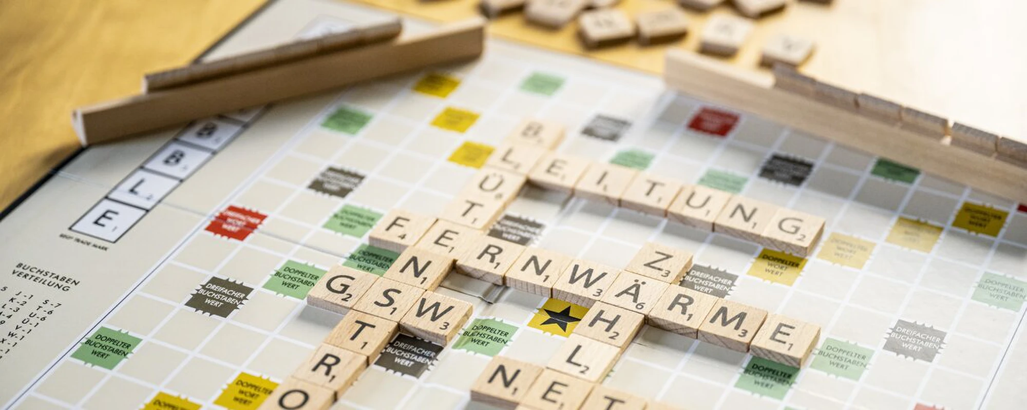 /img/220608-2000-800-1-0-219149-0-x-x-0-0-0-0-def2/Scrabble%20mit%20Kernbegriffen%20der%20GSW_TLU_6286_.webp