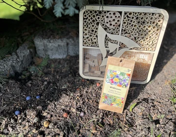 März-Aktion zum 30. Geburtstag der GSW: Wir statten alle Bildungseinrichtungen im Versorgungsgebiet mit einem bunten Mitmach-Paket aus Insektenhotel und Streugut für Wildblumenflächen aus. 