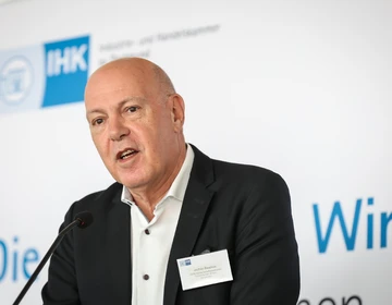 GSW-Geschäftsführer Jochen Baudrexl blickte auf die Geschichte des Energieversorgers und nach vorn. Von der IHK-erhielt er ein Ehren-Rino.