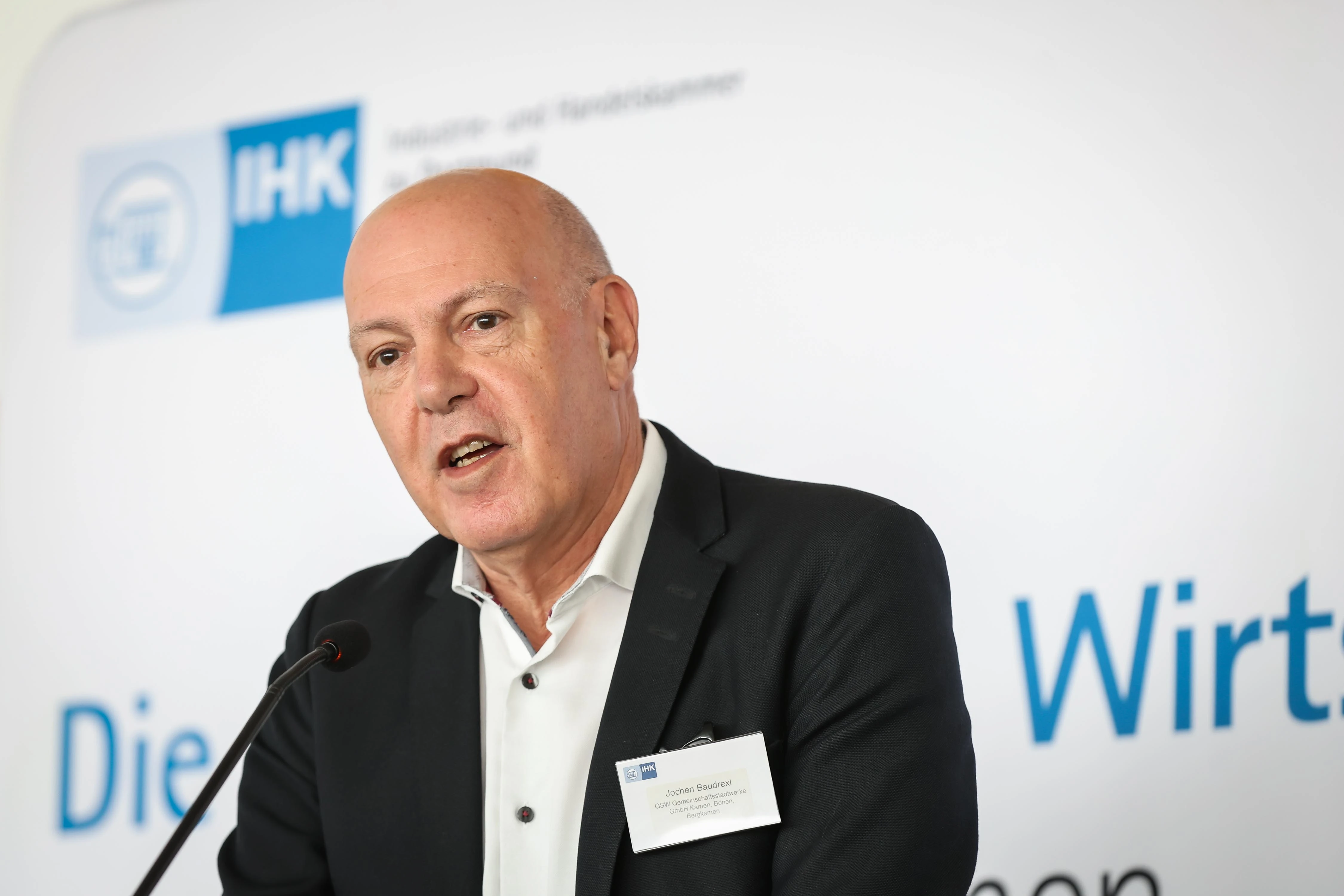 GSW-Geschäftsführer Jochen Baudrexl blickte auf die Geschichte des Energieversorgers und nach vorn. Von der IHK-erhielt er ein Ehren-Rino.