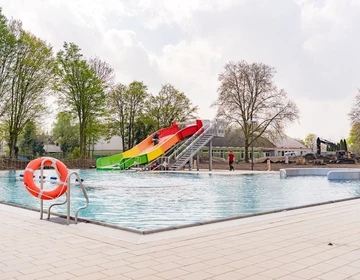 Ansicht des Mehrzweckbeckens außen