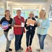 Die Sieger des Schätzspiels auf der GSW Kamen Klassik holten nun ihre Preise ab. In diesem Jahr wollten wir an unserem Stand wissen: Wie viele Badewannenfüllungen passen in das Sportbecken im Außenbereich des Sesekebades?