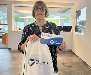 Claudia Milson hatte gemeinsam mit ihrem Mann und ihrer Tochter das richtige Ergebnis errechnet. Das Trio freut sich über den dritten Platz und ein Bäderpaket mit einem 50-Euro-Gutschein für die GSW Wasserwelt.