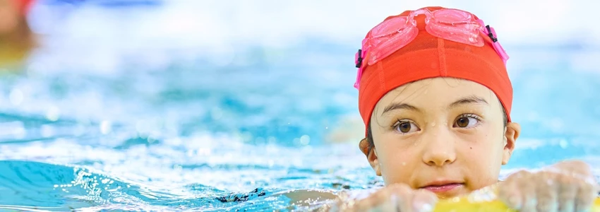 Kleines Kind schwimmt