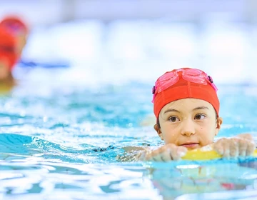 Kleines Kind schwimmt