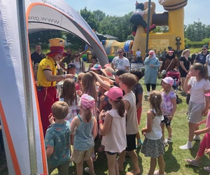 Clown verteilt Esspapier