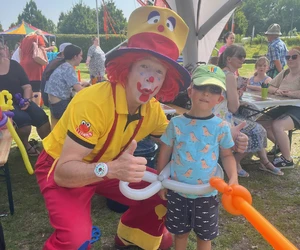 Clown bastelt Luftballonfiguren