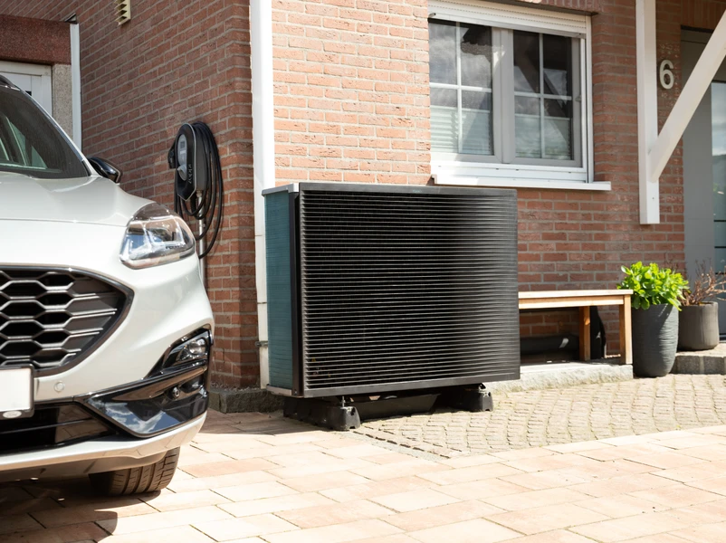Wärmepumpe vor dem Haus und eine installierte Wallbox