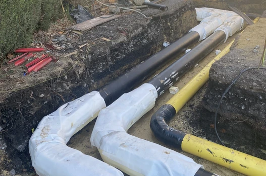 Baustelle mit Fernwärmerohren