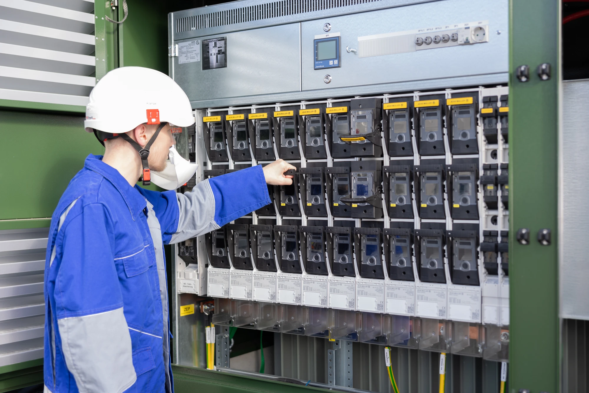 Elektriker vor Schaltkasten