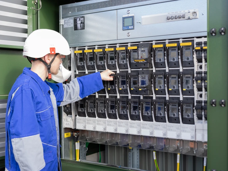 Elektriker vor Schaltkasten