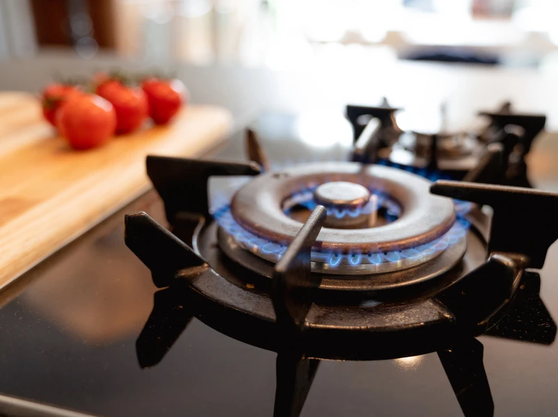 Eine Gasflamme auf dem Herd
