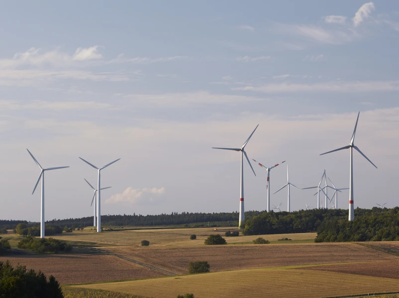 Windkraftanlagen mit Feldern