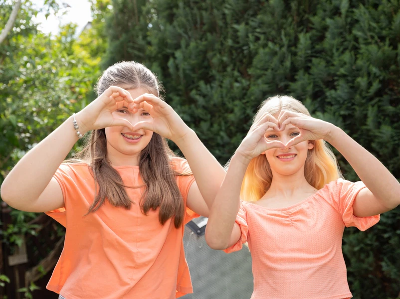 Kinder formen mit ihren Händen ein Herz