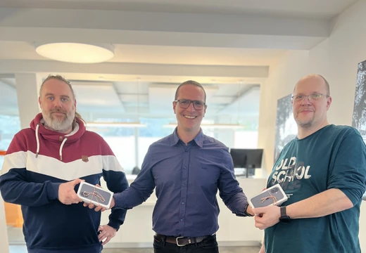 Zwei Kunden erhalten ein neues iPhone.