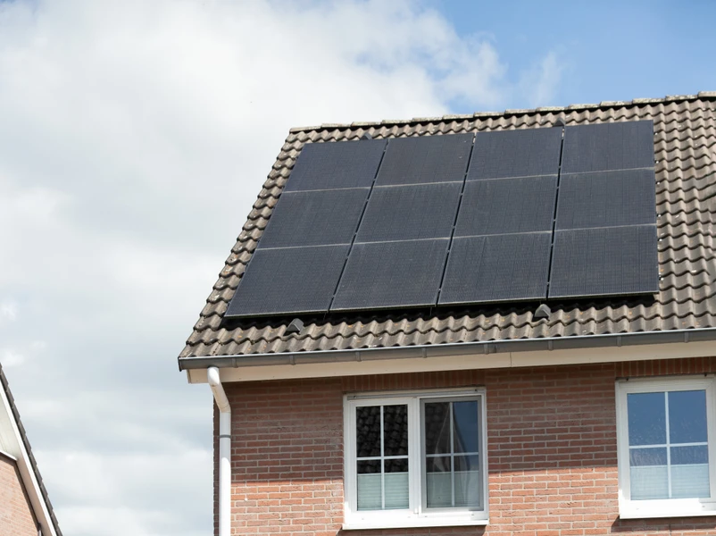 Haus mit Solarpaneelen