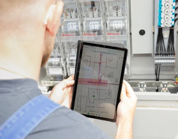 Schaltplan für Stromleitungen auf einem Tablet