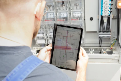 Schaltplan für Stromleitungen auf einem Tablet