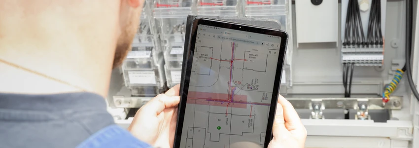 Schaltplan für Stromleitungen auf einem Tablet