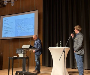 Die Referenten Christoph Sommerfeldt und Dr. Philip Gauglitz von den beauftragten Fachbüros Utility Partners und smartOPS stellten den Zwischenbericht zur Kommunalen Wärmeplanung in Kamen vor.