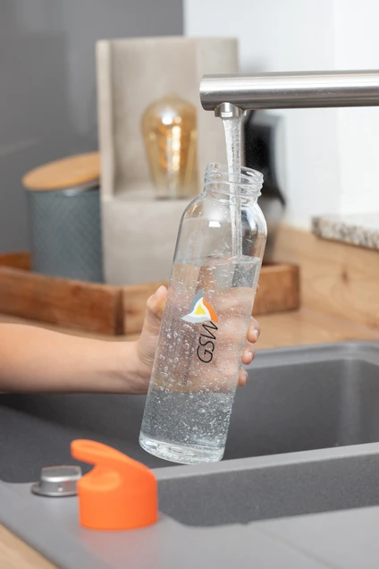Eine Wasserflasche wird aufgefüllt.