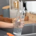 Eine Wasserflasche wird aufgefüllt.