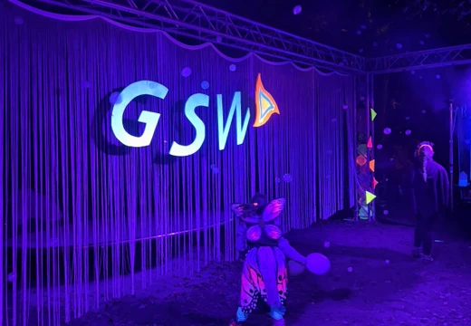 Schwarzlicht-Installation beim Lichtermarkt 2025