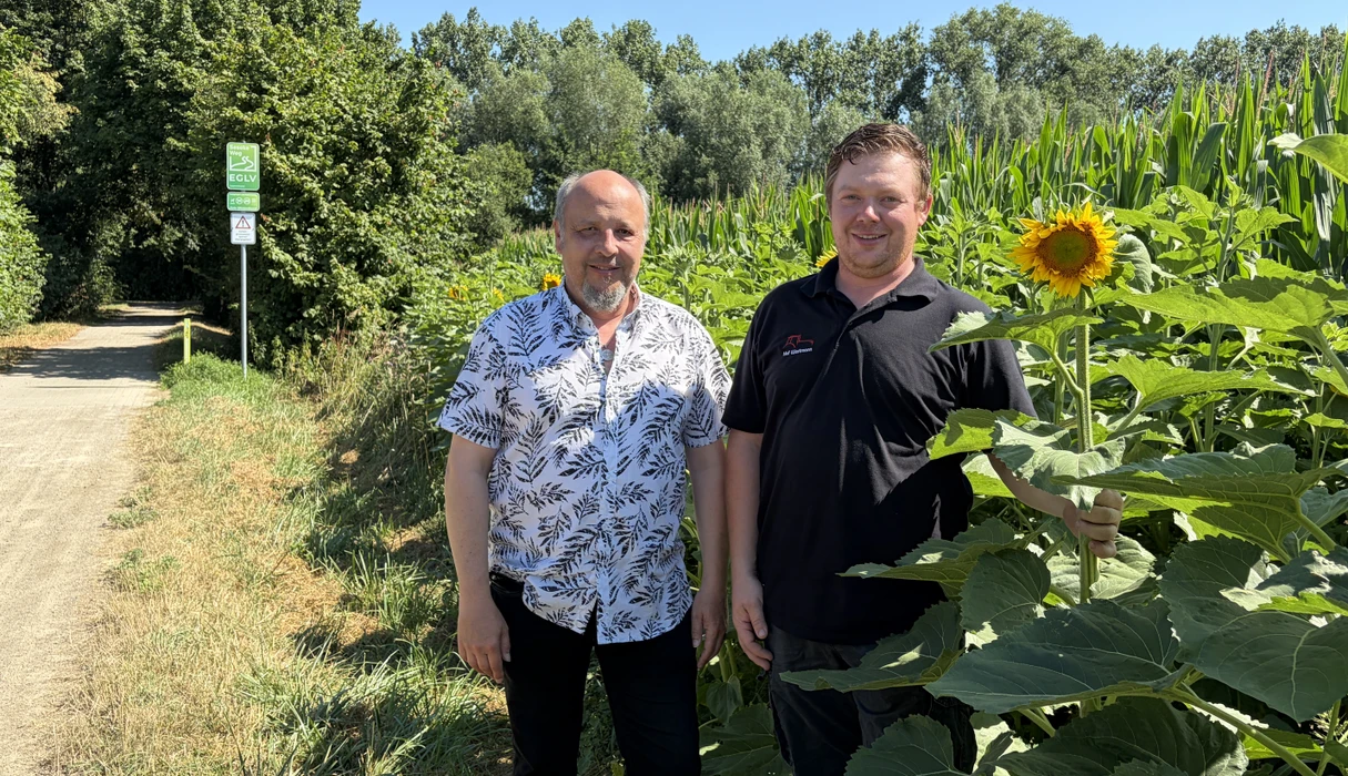 Mit den Sonnenblumen strahlen Landwirt Henrik Wortmann (r.) und Thomas Gaide, Vertriebsleiter der GSW, um die Wette. Sie blicken beim Ortstermin auf eine erfolgreiche Kooperation zurück.  
