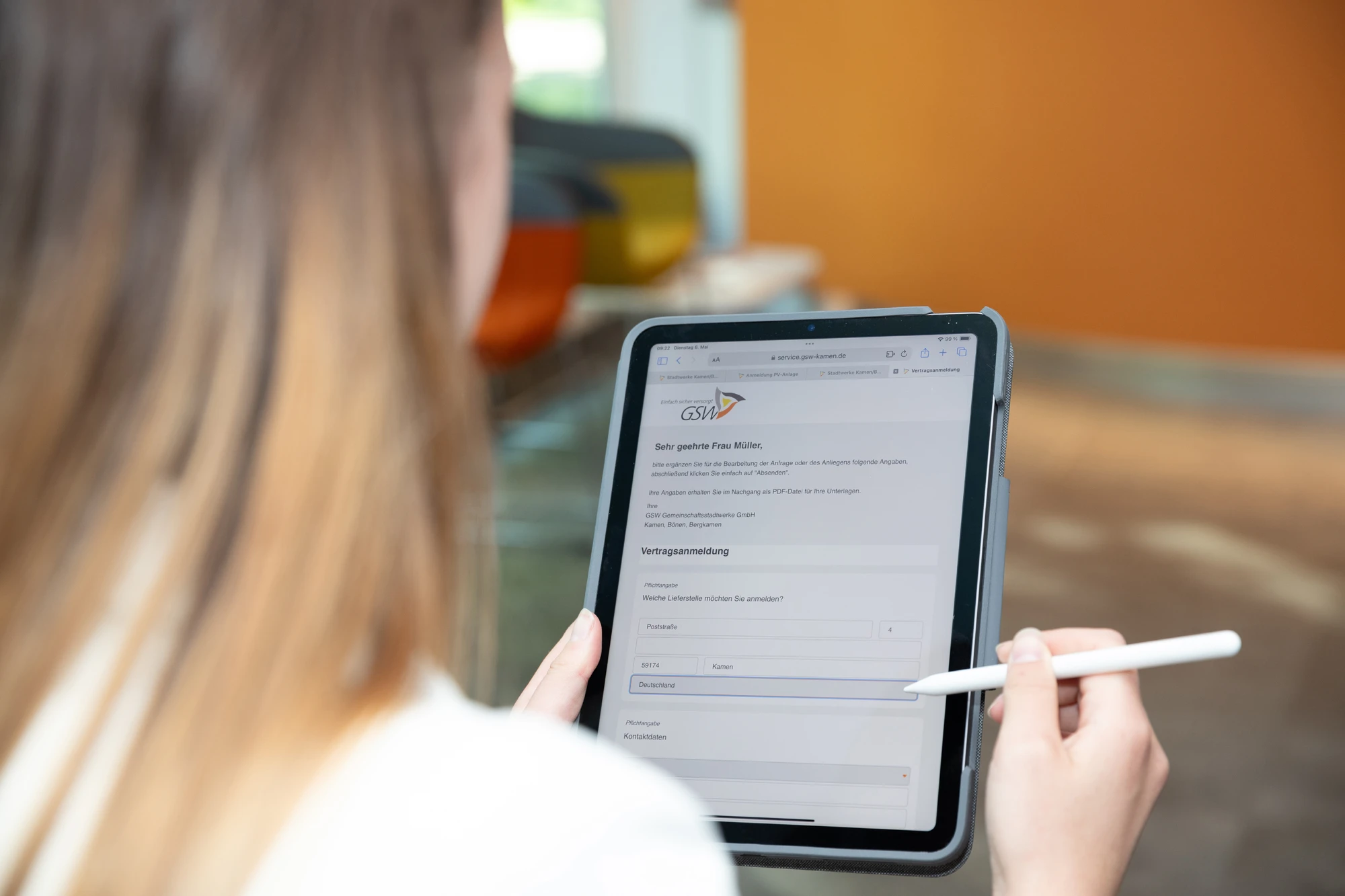 /img/259650-6239-4159-1-4-219149-0-0-0-2000-1333-0-0-f8dd/GSW-Image_Kundenservice-Tablet-Headset-Beratung_05-25%20%287%29.webp